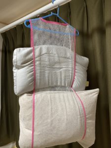 ダイソーのまくら干しネット が超便利 ダニ カビ対策を簡単に 主婦の買い物帳